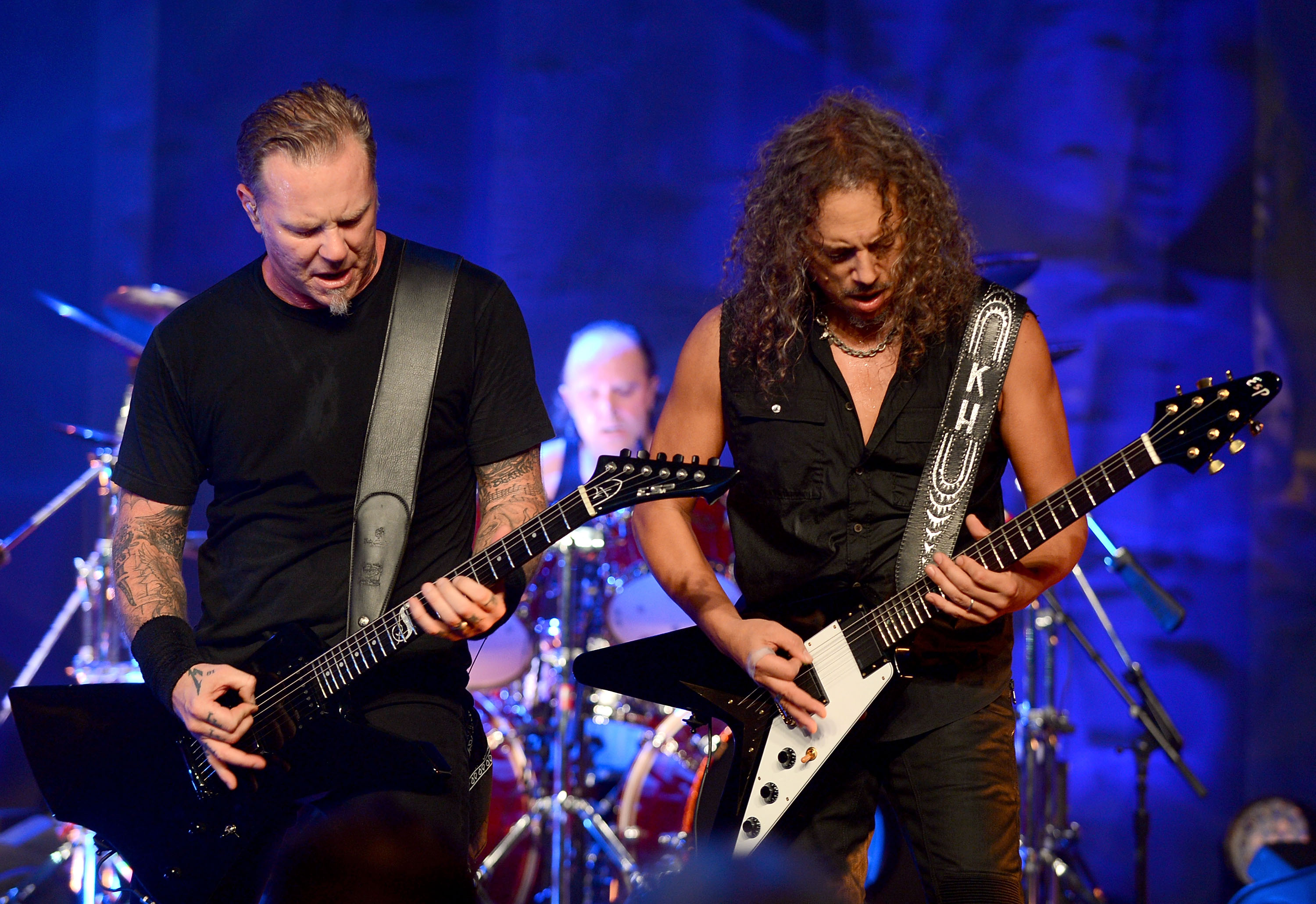 Офицеры в исполнении группы металлика. Metallica Хэтфилд 1986. Кирк Хэмметт металлика 1986. James Hetfield 1986.