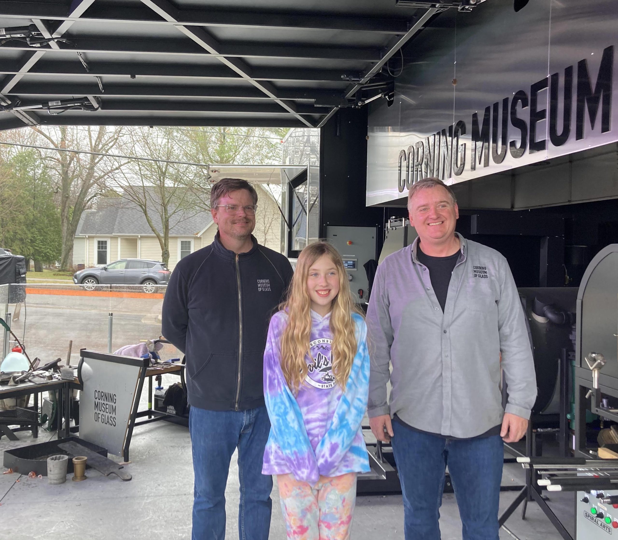 Child artist photographed with Jeff Mack and George Kennard on the Mobile Hot Shop stage.