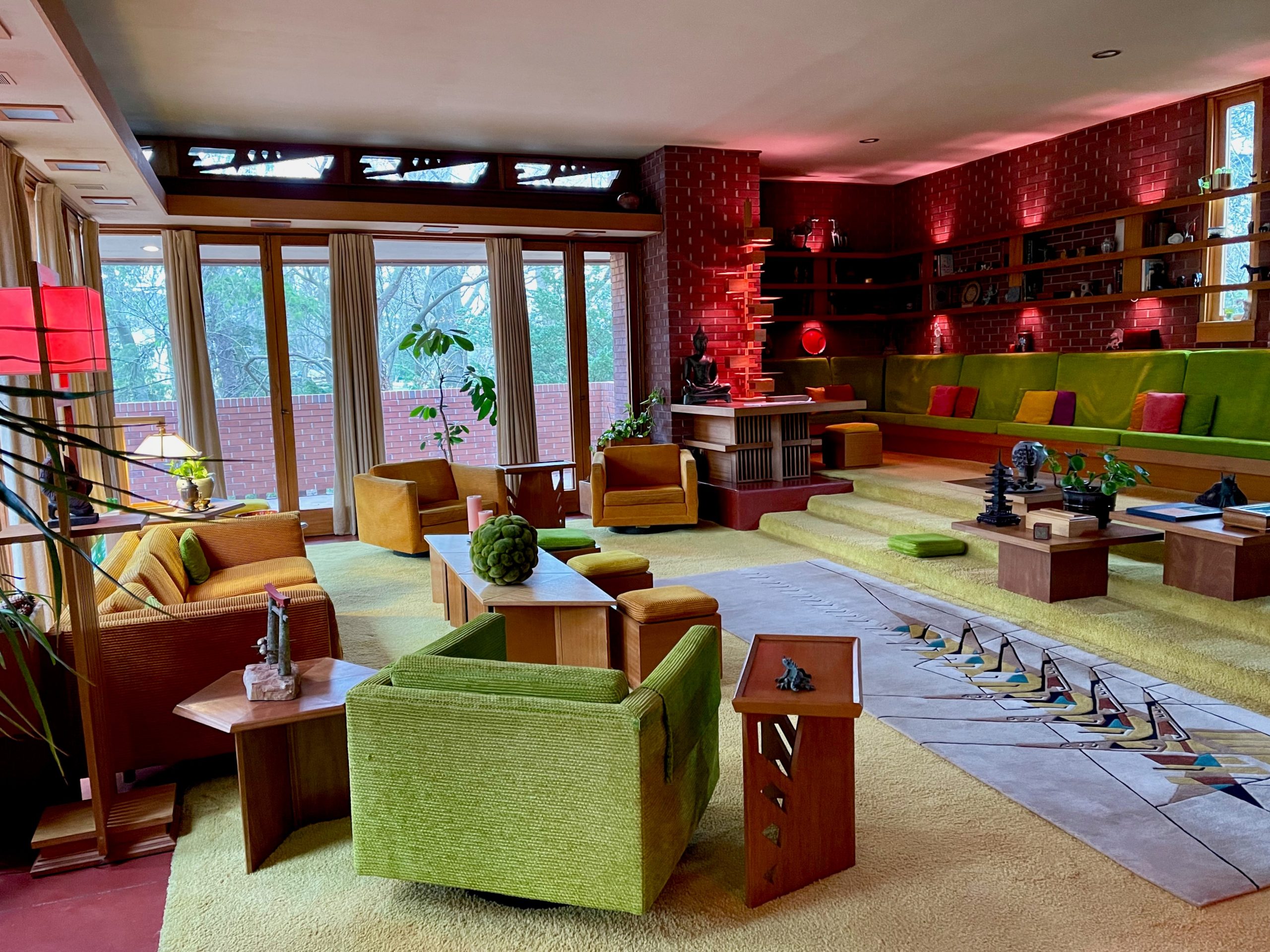 This image shows the interior of Frank Lloyd Wright's Samara House with mid-century modern furniture